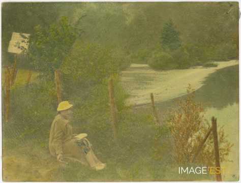Femme assise près d'un cours d'eau